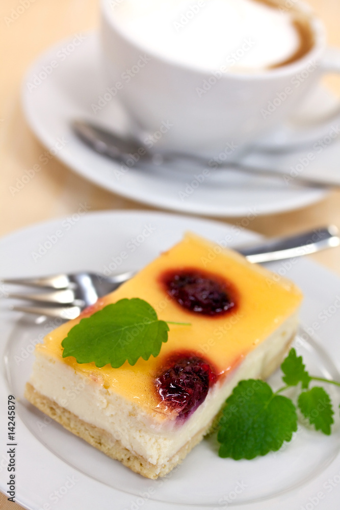 Käse-Sahne Schnitte mit Kirsch-Orange Glasur Käse-Sahne Schnitte mit Kirsch-Orange Glasur