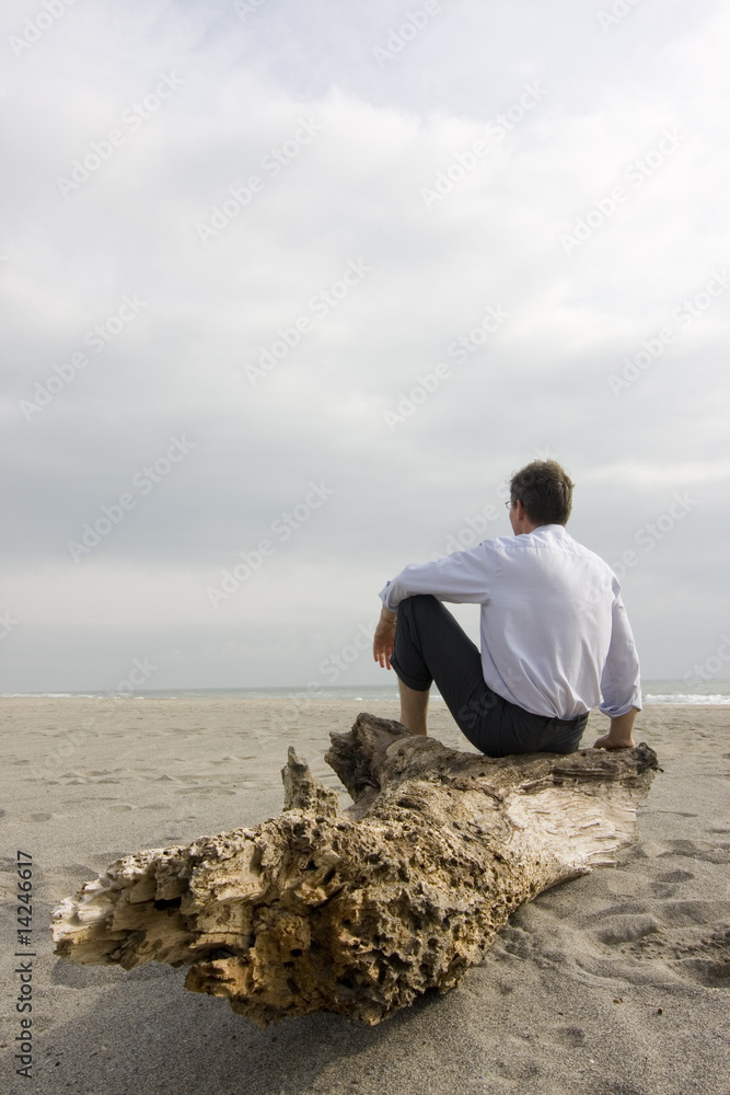 Geschäftsmann sitzt am Strand Geschäftsmann sitzt am Strand