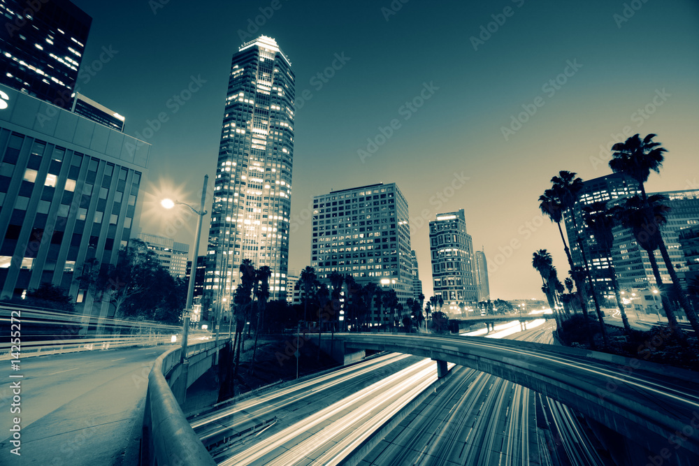 Naklejka premium Ruch na autostradzie w centrum Los Angeles