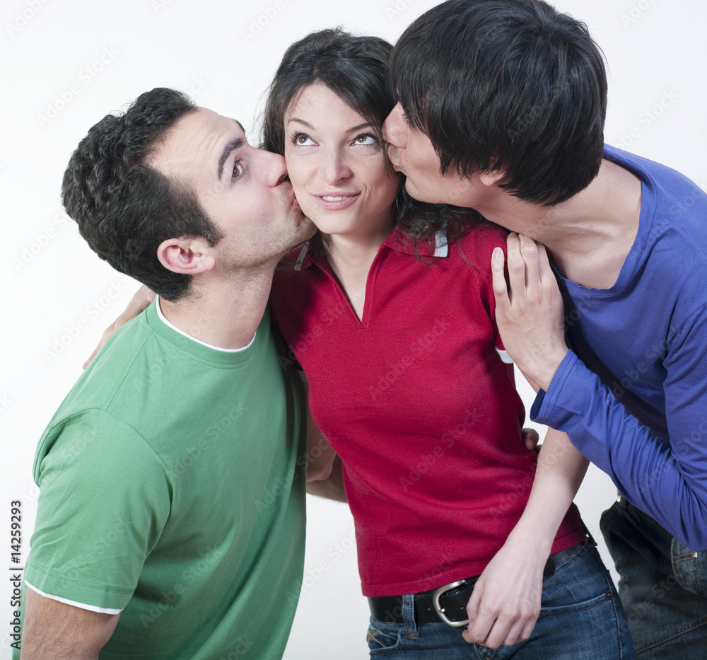 Fototapeta premium deux jeunes hommes embrassant la même femme
