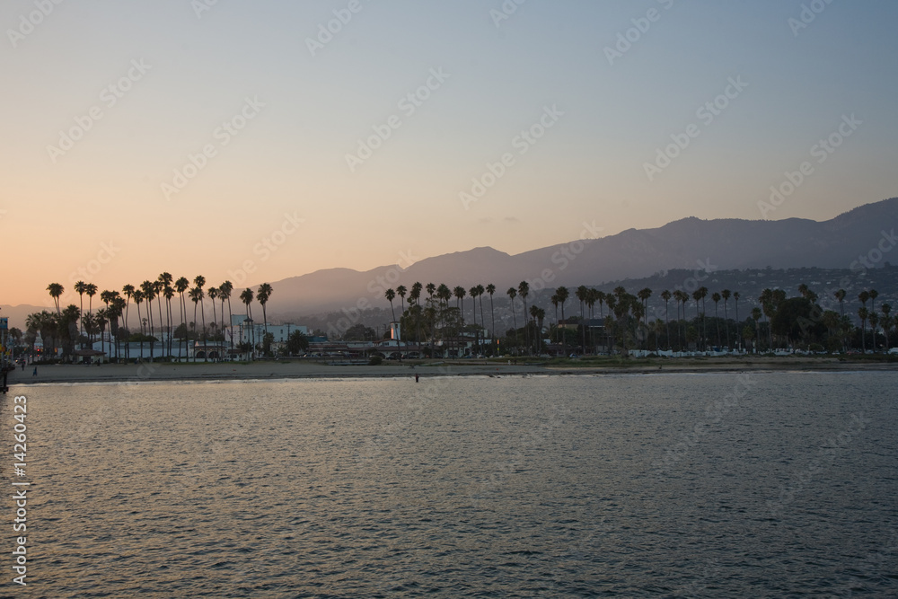 Blick vom Pier in Santa auf den Strand beim Sonnenuntergang