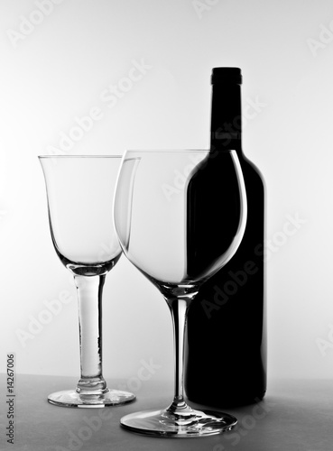Weinläser mit Rotweinflasche