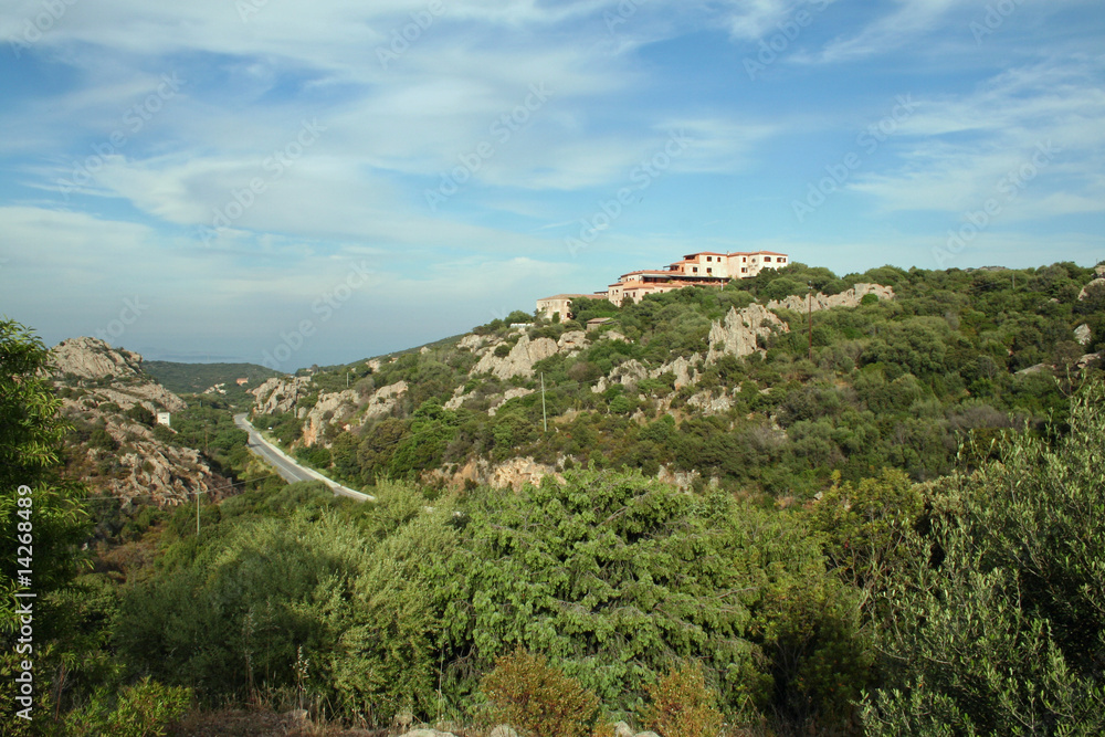 Fototapeta premium Hotel in Panoramalandschaft an der Emerald Coast (Sardinien)