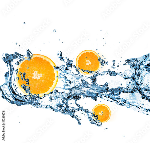 Fototapeta Naklejka Na Ścianę i Meble -  Splashing water with oranges