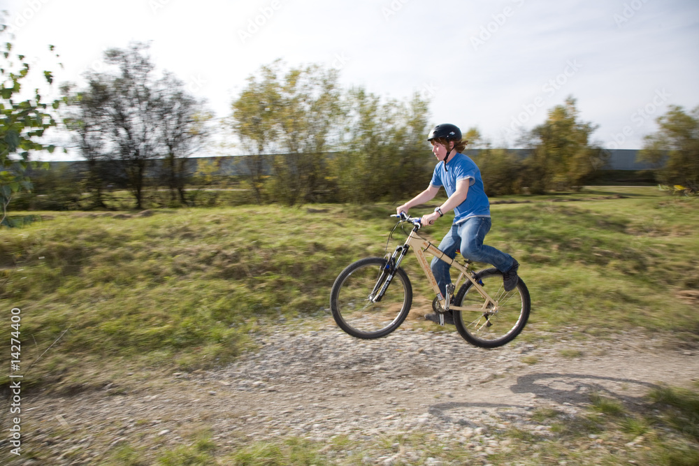 Simon übt Sprünge mit dem Dirtbike in München, Kiesgrube