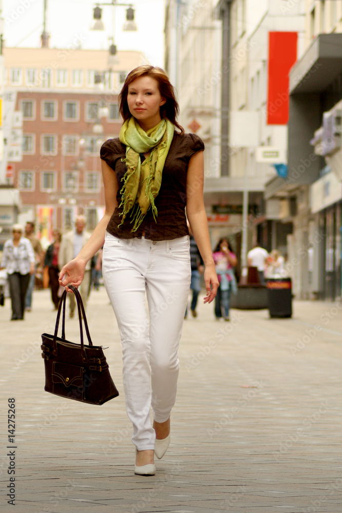 Naklejka premium Mädchen in der Stadt