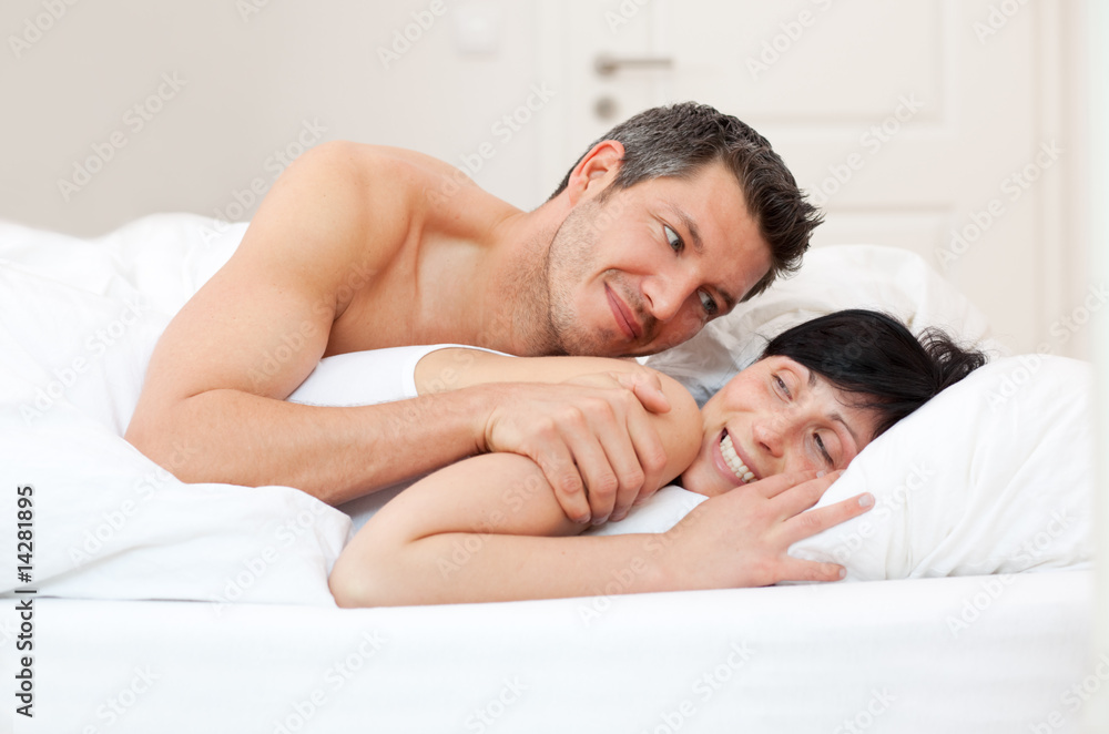 liebespaar im bett beim kuscheln im schlafzimmer Stock Photo | Adobe Stock