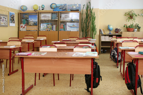 Obraz na płótnie empty classroom at elementary school