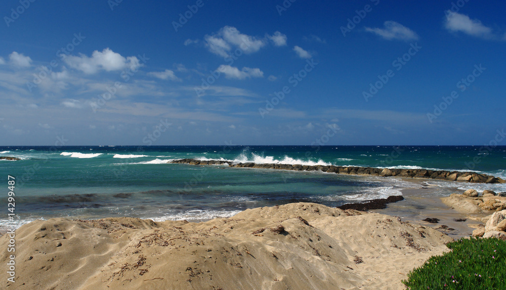 vague sur le littoral de chypre près de paphos