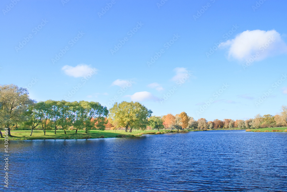 Obraz premium River bank on a still day