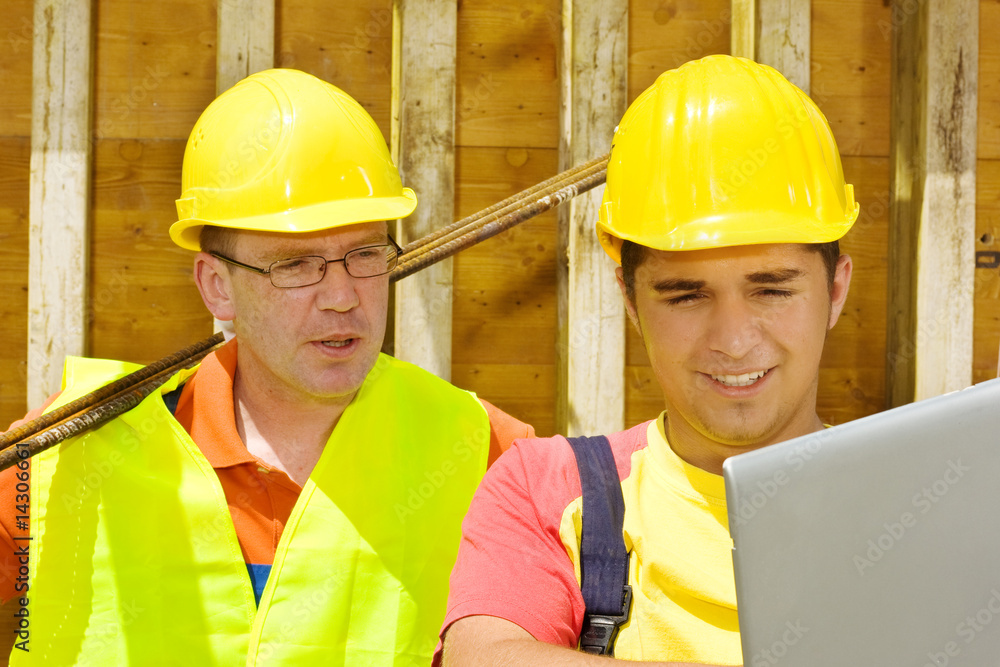 Zwei Arbeiter mit Laptop Zwei Arbeiter mit Laptop