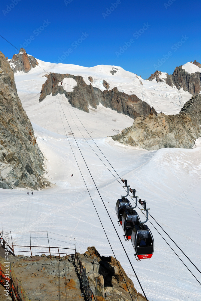 Fototapeta premium Funivia in alta montagna