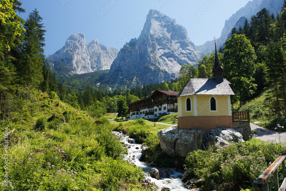 Kapelle vor Alpenkulisse in Hinterbärenbad, Tirol. - obrazy, fototapety, plakaty 