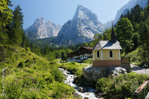 Kapelle vor Alpenkulisse in Hinterbärenbad, Tirol.