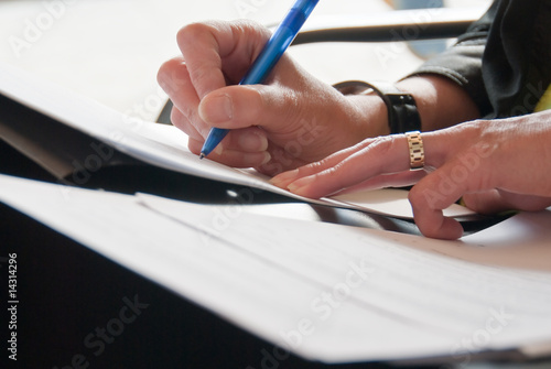 Hände einer Frau, schreibend