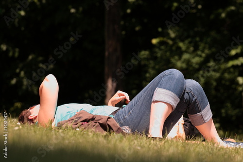 Junge Frau entspannt sich im Sonnenschein.
