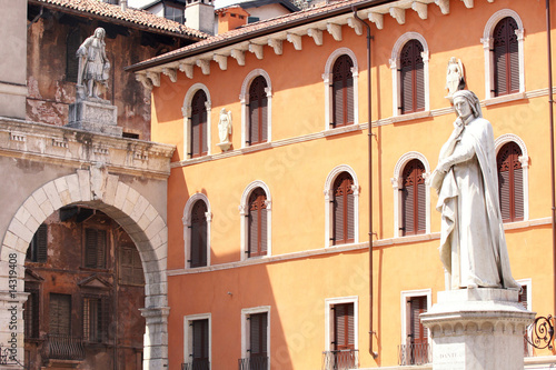 statue of Dante Alighieri in Verona © Vladimir Mucibabic
