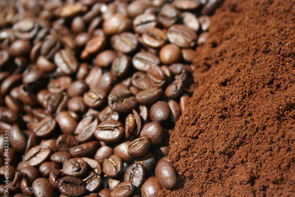 Obraz premium Chicchi di caffè e caffè macinato
