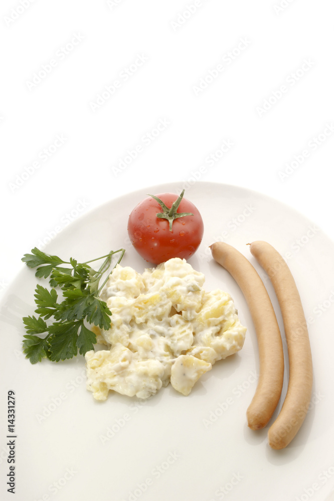 Kartoffelsalat mit zwei Wuerstchen und eine Tomate Kartoffelsalat mit zwei Wuerstchen und eine Tomate