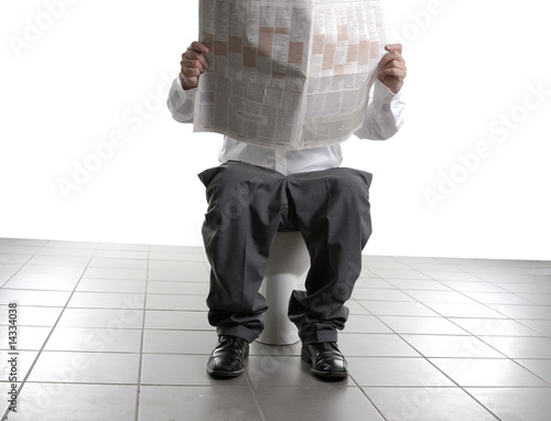 Bild auf Leinwand homme d'affaire lisant son journal sur les toilettes