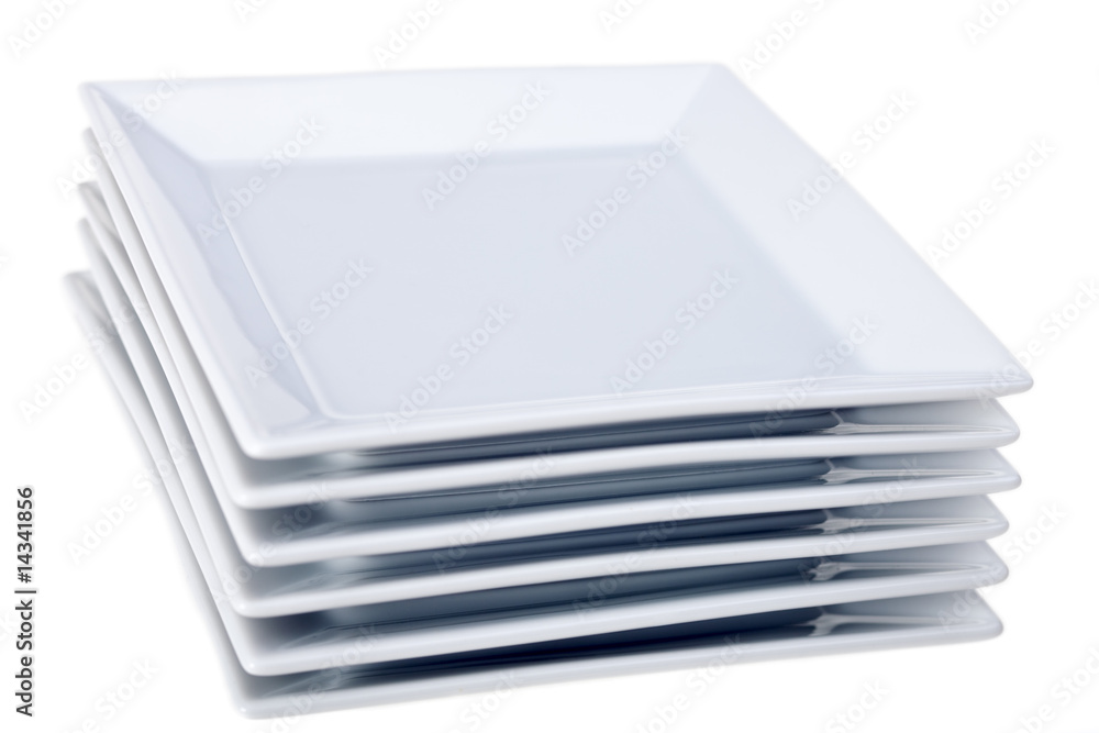 sechs weiße quadratische Teller