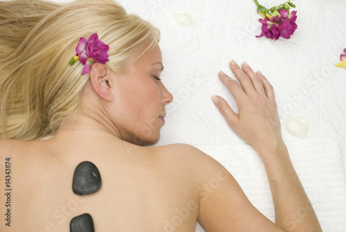Jeune femme blonde allongée se relaxant : Spa 2