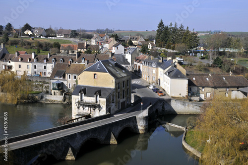 Vue aérienne de Fresnay-sur-Sarthe en France photo