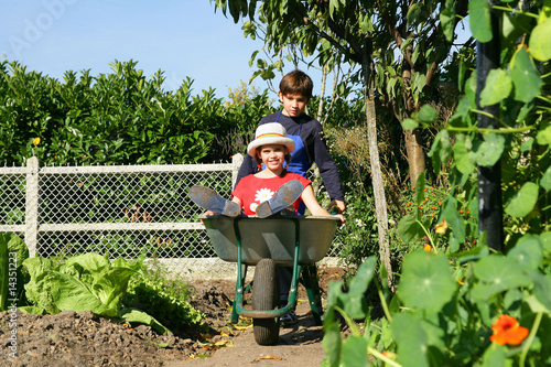 enfants s'amusant dans le jardin photo