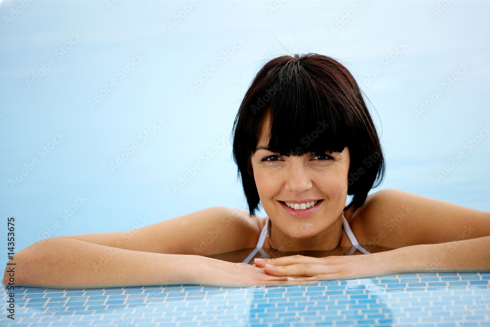 portrait de femme souriante se baignant à la piscine portrait de femme souriante se baignant à la piscine