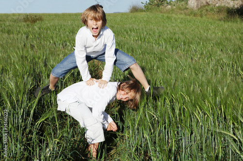 Foto kids playing leapfrog in summer