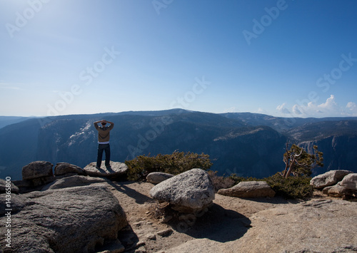 Canvas-taulu Male hiker looking at view from Yosemite Peak