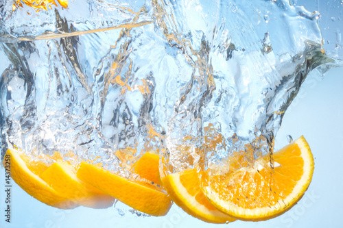Fototapeta Naklejka Na Ścianę i Meble -  Orange under water