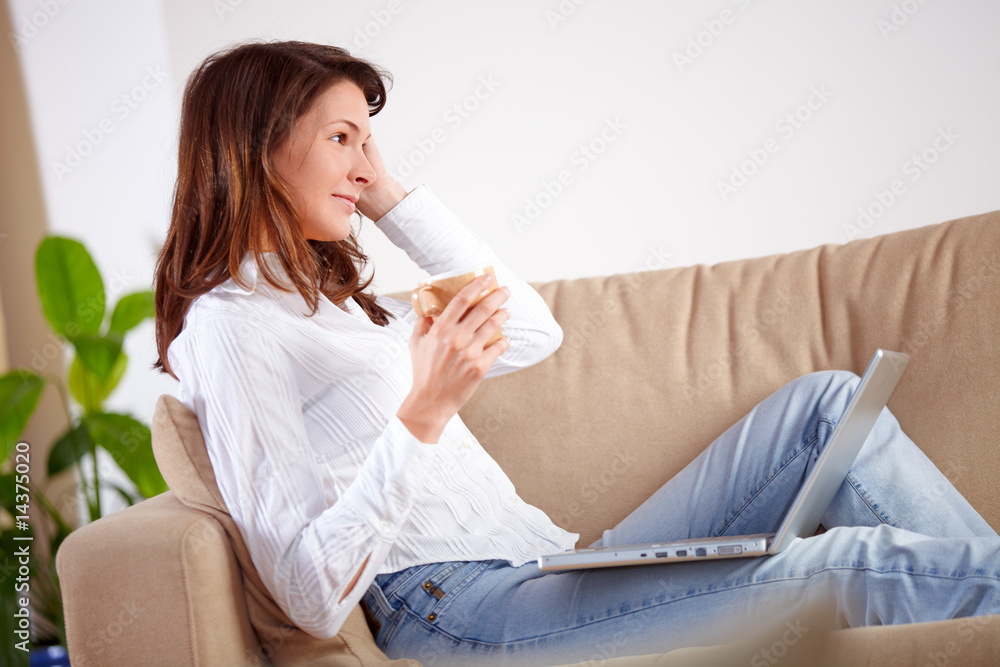 Frau mit Laptop und Kaffeetasse