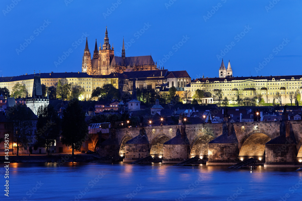 Prag, Karlsbrücke und Prager Burg Hradschin bei Nacht