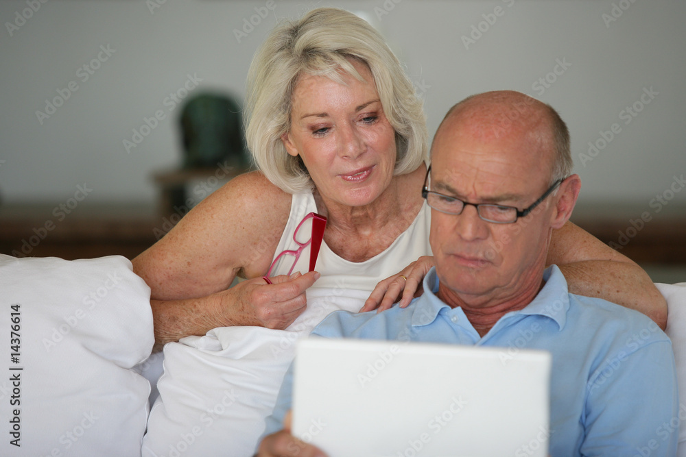 Couple de seniors devant un ordinateur portable