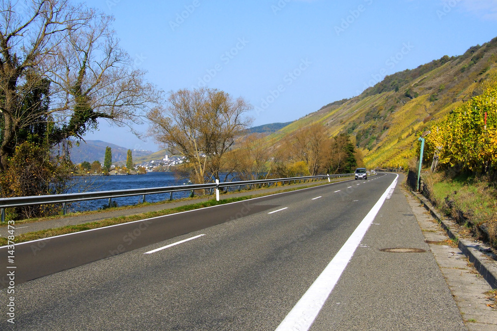 Fototapeta premium B 53 bei Enkirch an der Mosel