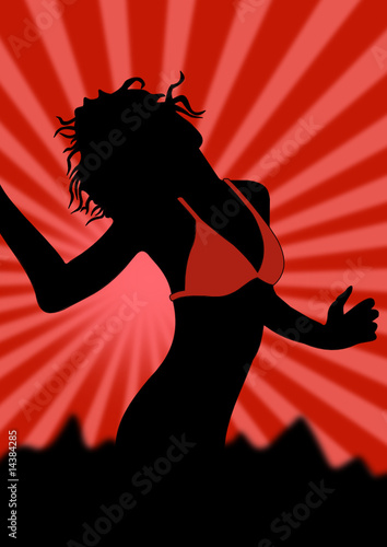 Frau mit roter Sonne im Hintergrund