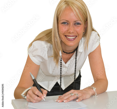 Femme blonde signant un contrat photo