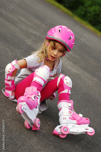 Obraz na płótnie young girl rollerskating-falling down