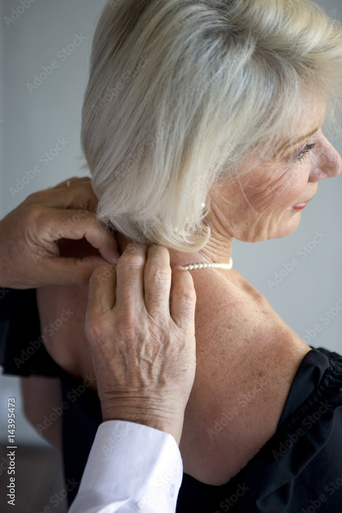 femme âgée et colier femme âgée et colier