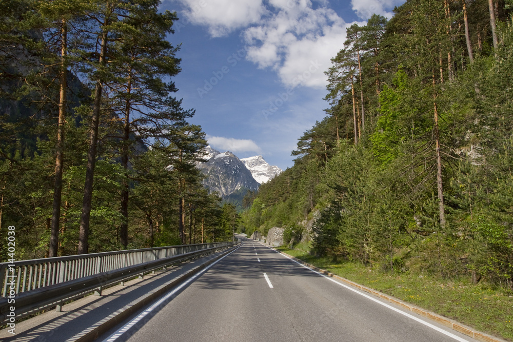 Naklejka premium Straße in den Bergen