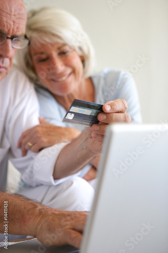 couple de retraités faisant des achats en ligne © auremar