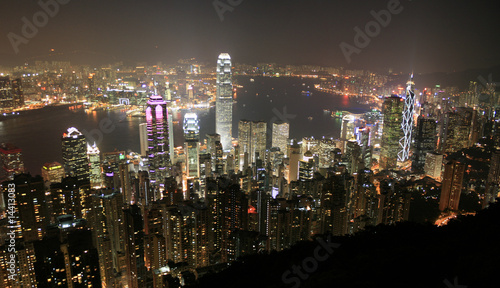Hongkong Skyline bei Nacht - Asiens Finanzmetropole
