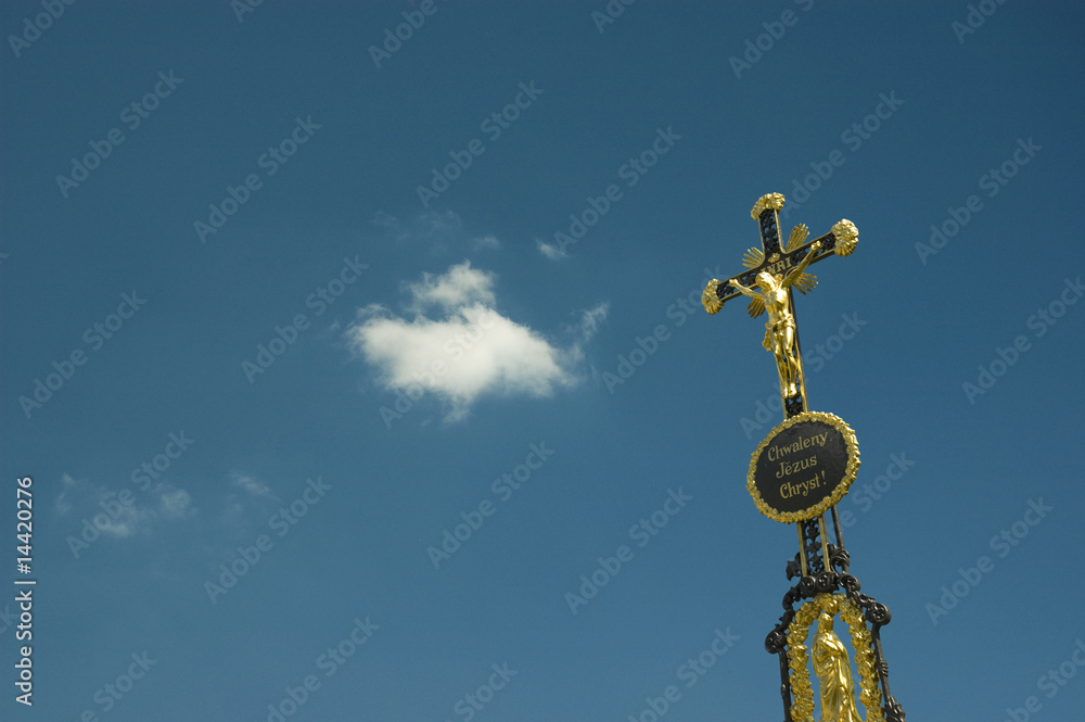 Kruzifix vor blauem Himmel