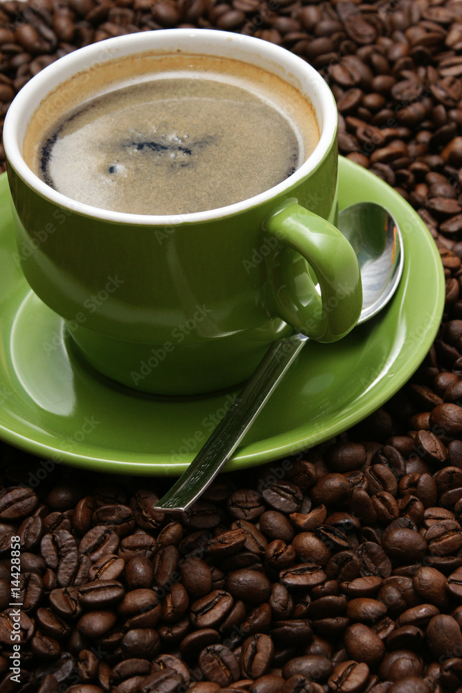 tasse kaffee mit frischen bohnen