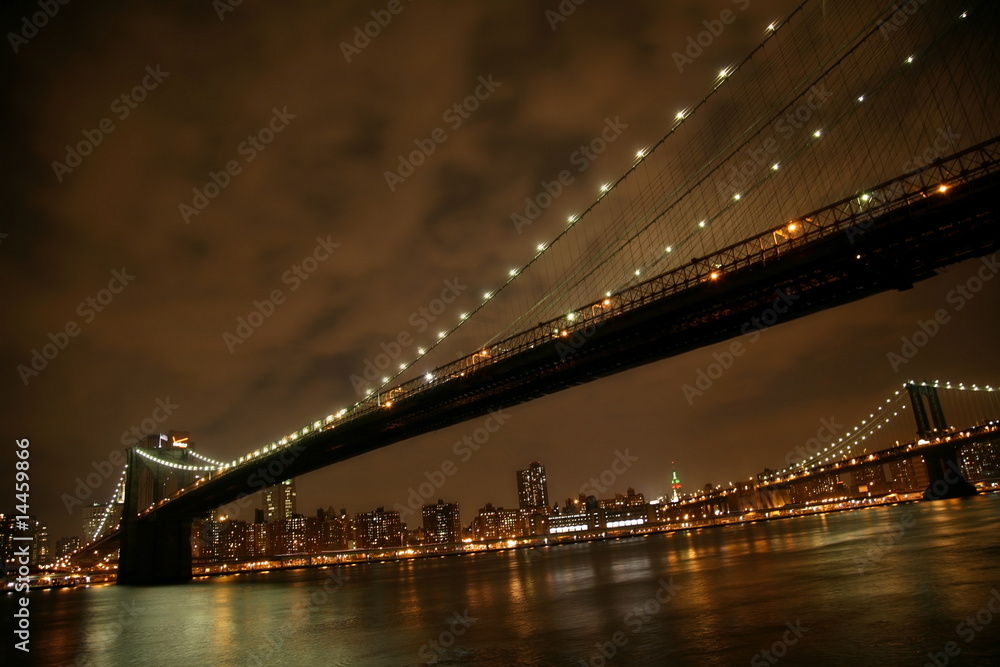 Fototapeta premium claccical NY - night view to Manhattan and Brooklyn bridge