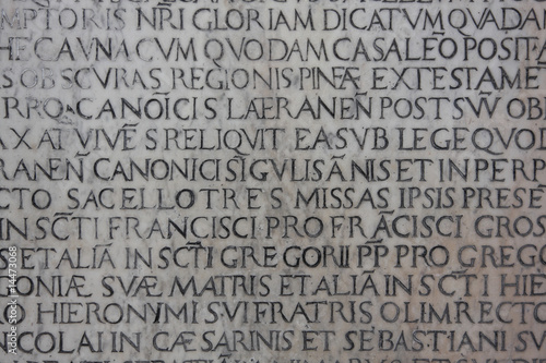 Średniowieczny łaciński katolicki napis