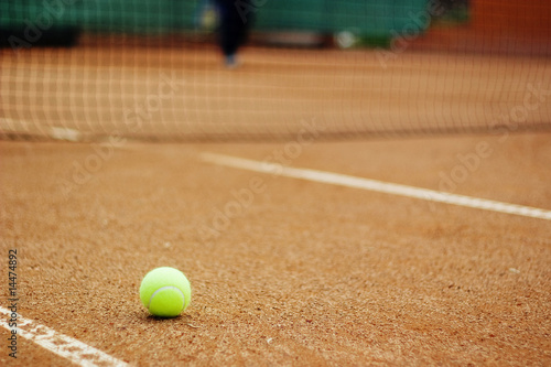 Tennis ball in the tennis court © Andreea Ardelean