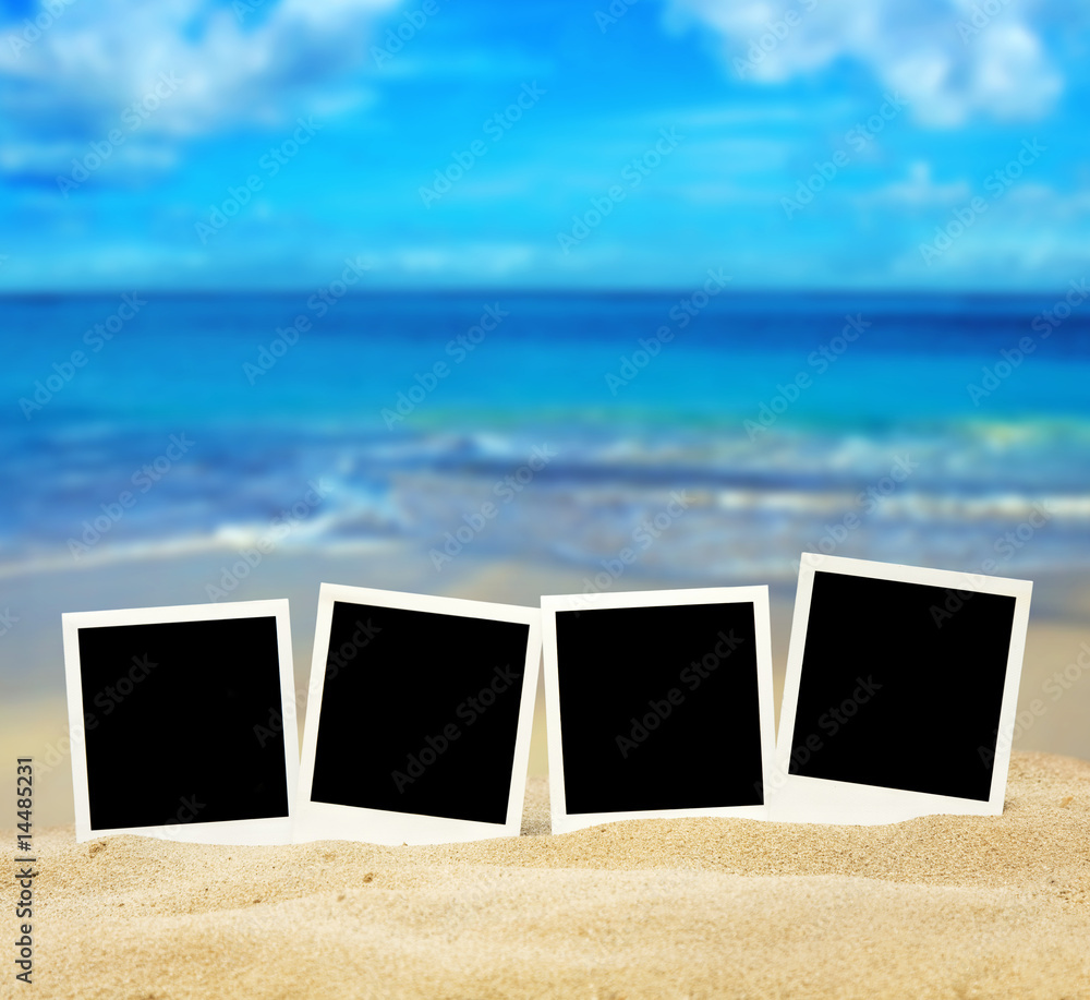 Fototapeta premium polaroid fotos on the beach
