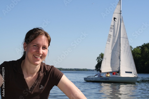 Frau am See mit Segelboot © pete pahham